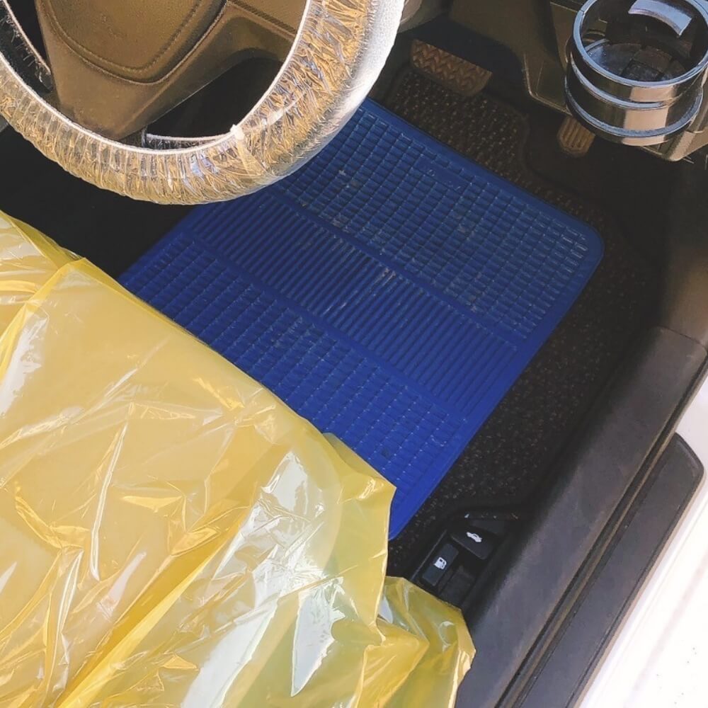 フロアマットを敷きます